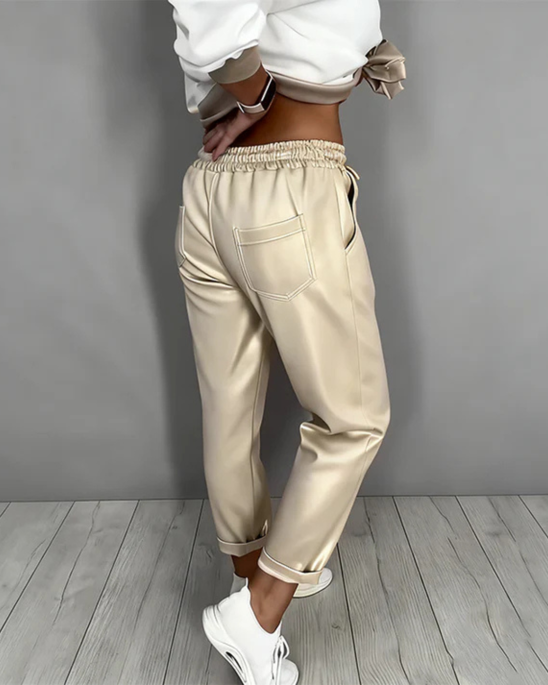 Conjunto elegante de camisa e calças de corte descontraído para mulher