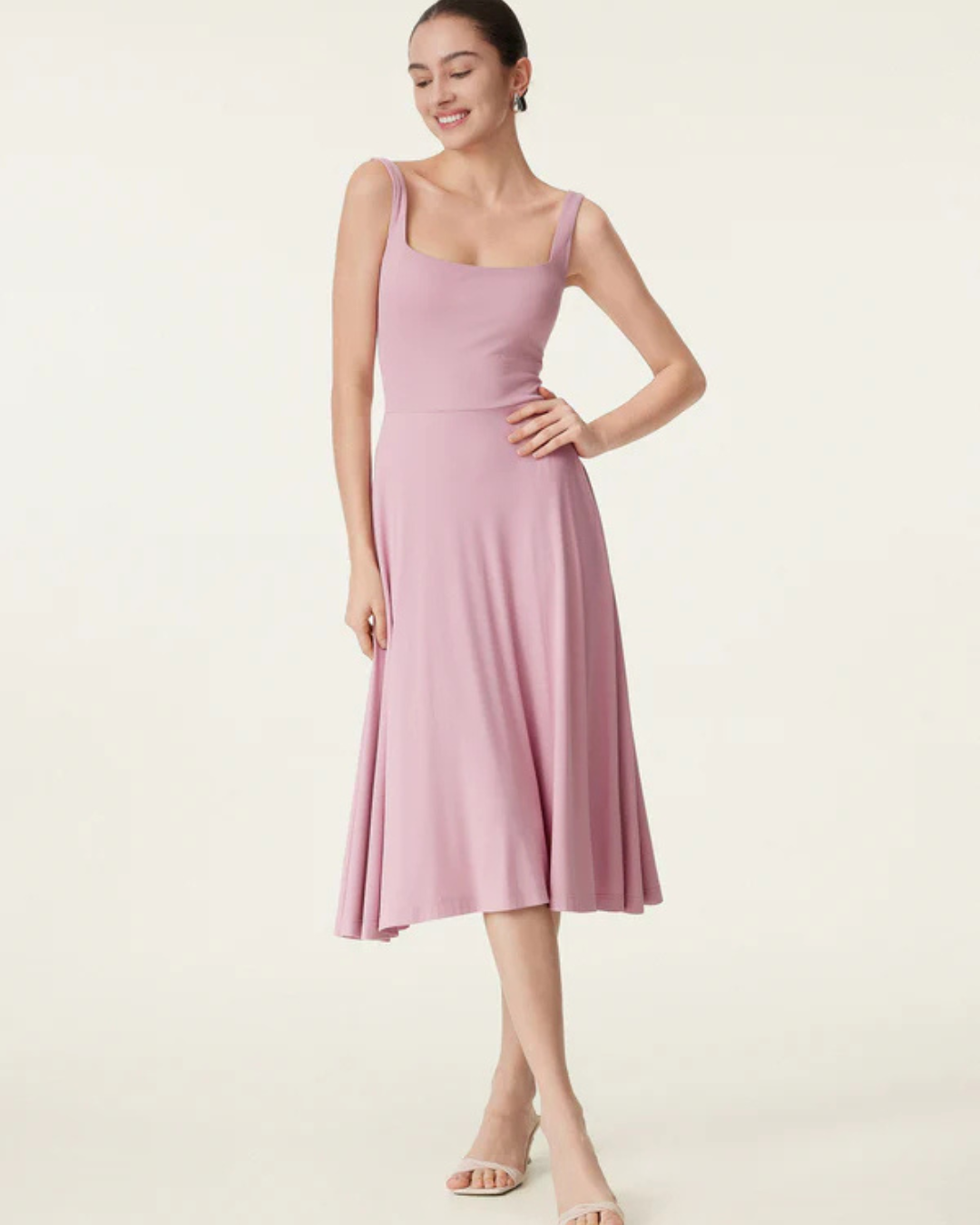 Vestido de corte fluido e arejado com decote quadrado