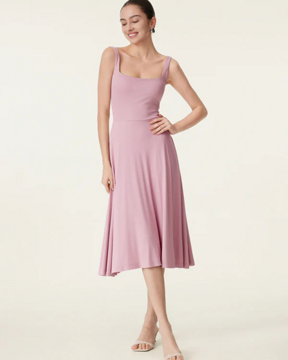 Vestido de corte fluido e arejado com decote quadrado