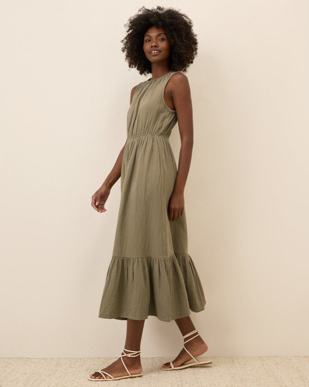 Vestido de Linho sem Mangas para Mulher com Folhos Claros