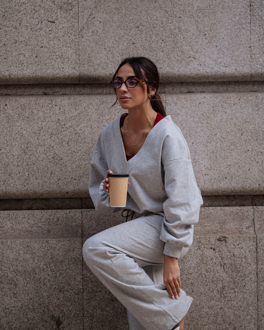 Conjunto de calças jogger desportivas e camisola confortável para mulher