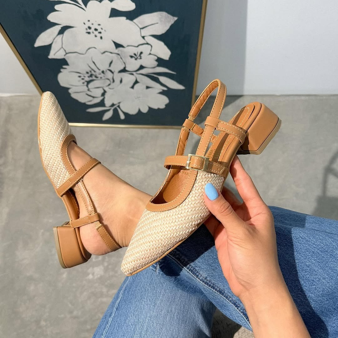 Sandálias de bico fino com salto baixo e tira ajustável