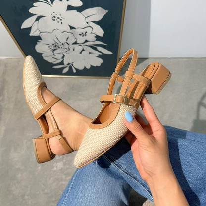 Sandálias de bico fino com salto baixo e tira ajustável