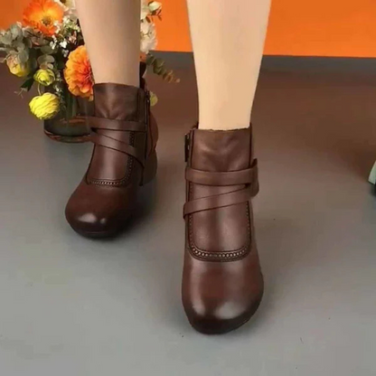 Botas Curtas de Salto Grosso e Retro para Mulher