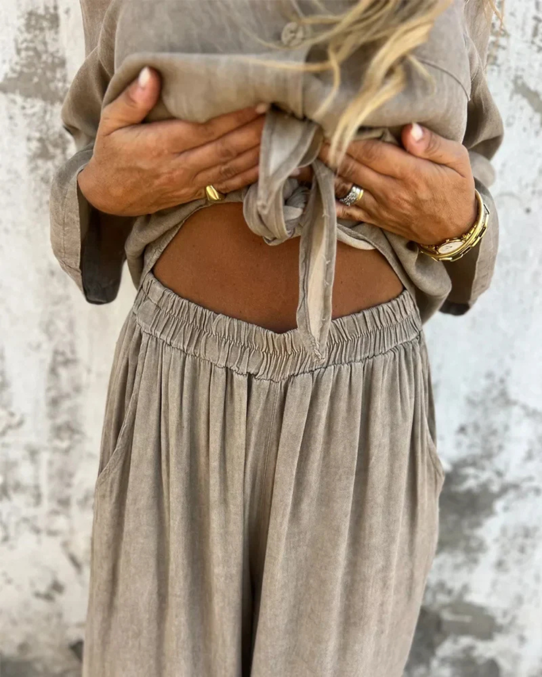 Conjunto de Duas Peças de Macacão de Pernas Largas para Mulher com Camisa com Botões e laço à Frente
