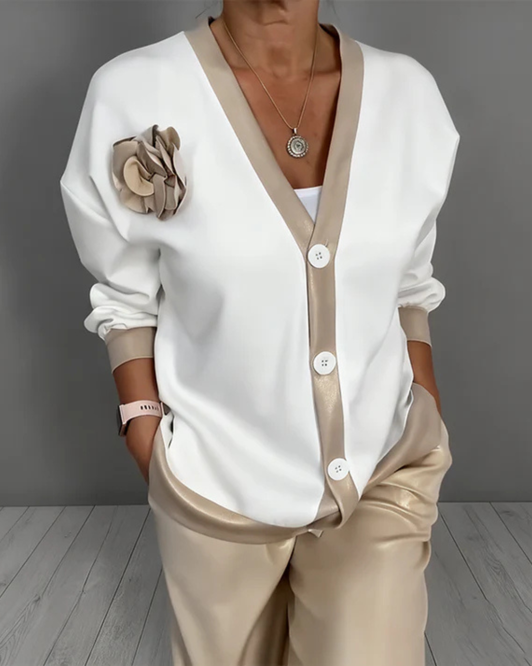 Conjunto elegante de camisa e calças de corte descontraído para mulher