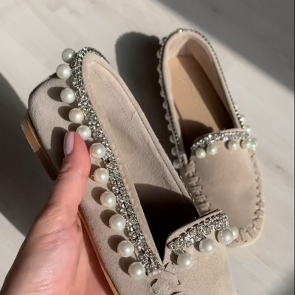Mocassins ergonómicos com detalhes em pérolas e diamantes