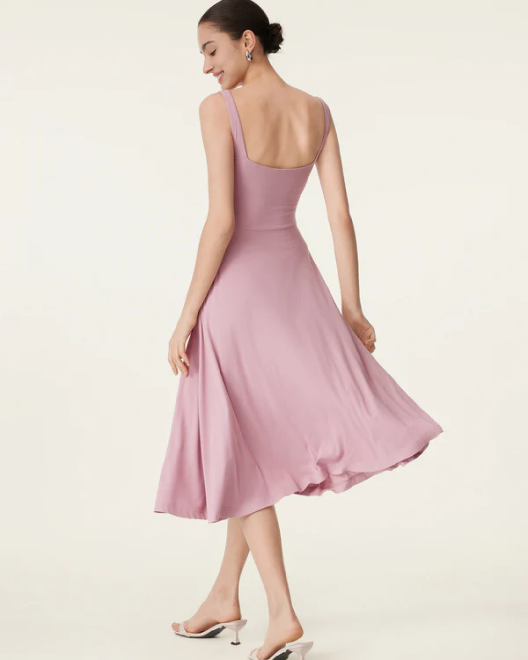 Vestido de corte fluido e arejado com decote quadrado