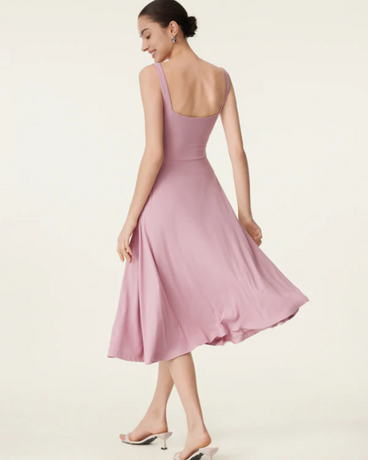 Vestido de corte fluido e arejado com decote quadrado