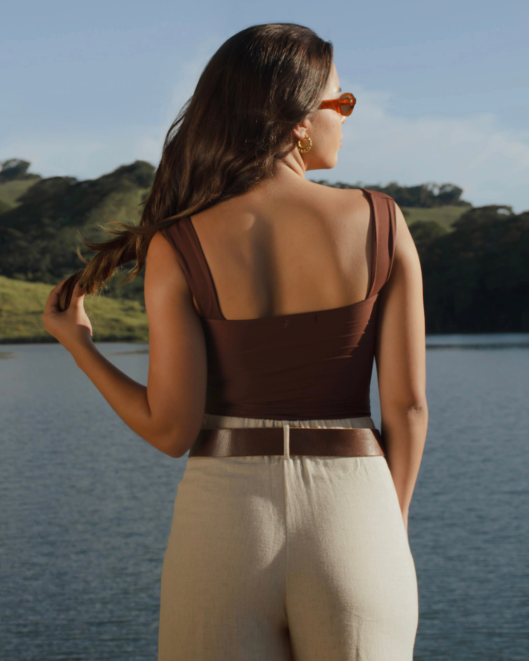 Top Feminino de Alças Largas com Decote em Folhos e Corte Justo