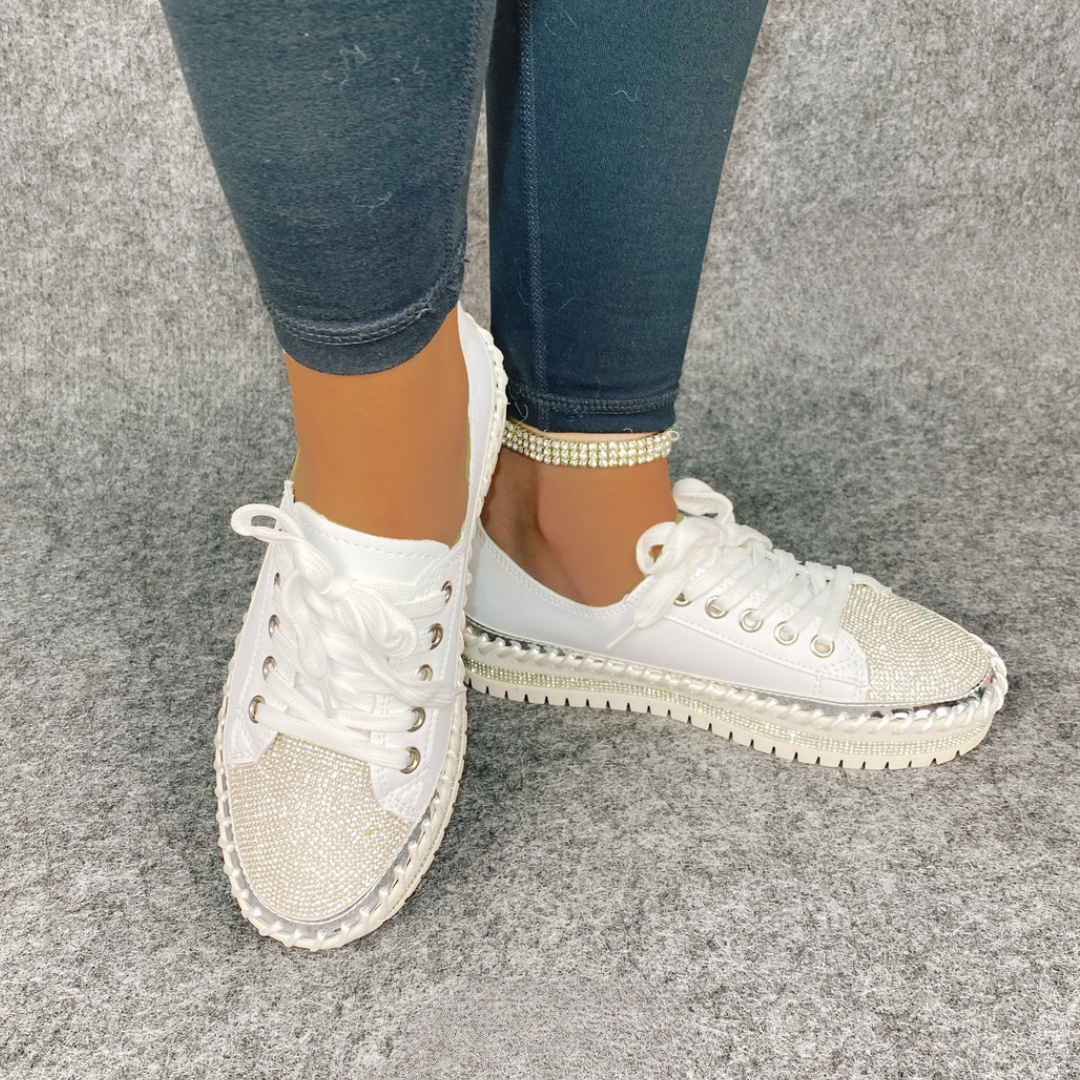 Sapatos com Pedras Brilhantes e Solas Grossas para um Toque de Brilho Elegante