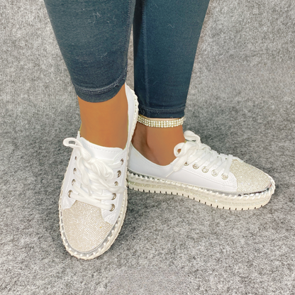 Sapatos com Pedras Brilhantes e Solas Grossas para um Toque de Brilho Elegante