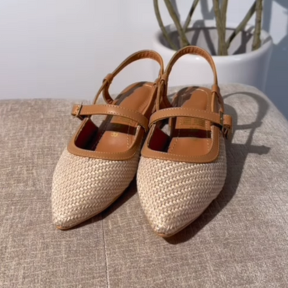 Sandálias de bico fino com salto baixo e tira ajustável