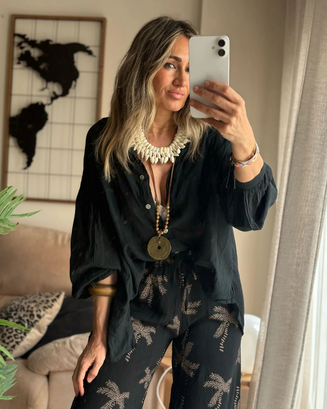 Camisa de linho com botões e mangas ajustáveis com estilo oversize para mulher