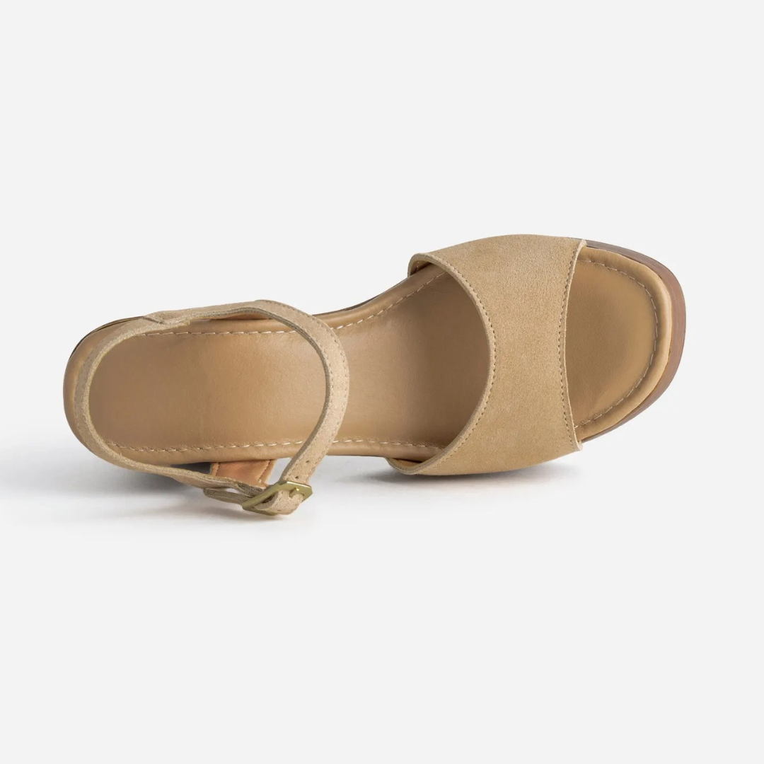 Sandália de Plataforma em Pele com um Design Elegante e Versátil