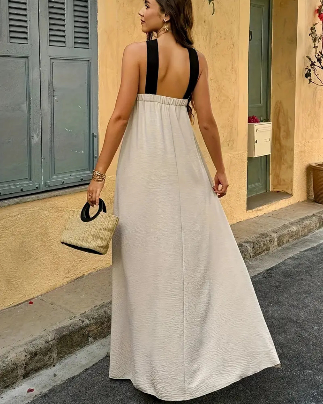 Vestido longo elegante com decote cruzado sem mangas para mulher