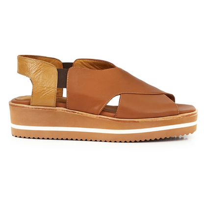 Sandália com ajuste elástico e sola ergonómica grossa