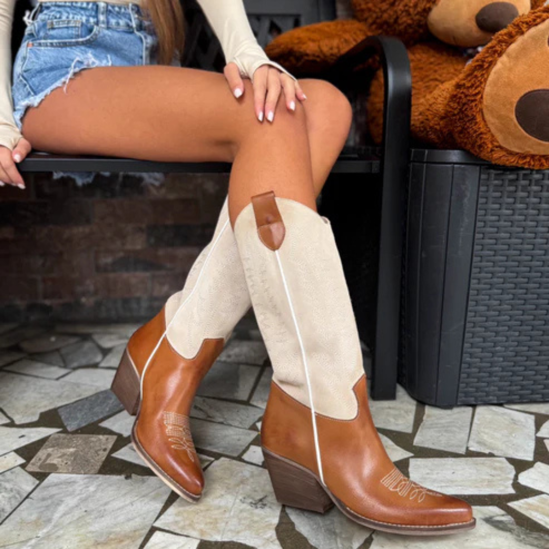 Botas Femininas de Couro Bicolor com Salto Médio e Biqueira Fina