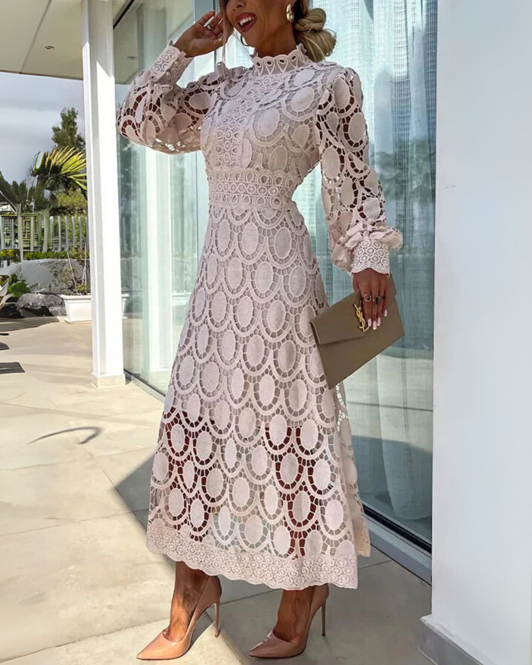 Vestido longo de renda com mangas estilo farol