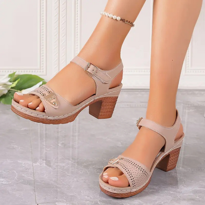 Sandálias de salto alto com biqueira aberta e fecho de fivela