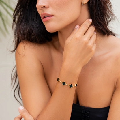 Pulseira em forma de trevo com detalhes dourados