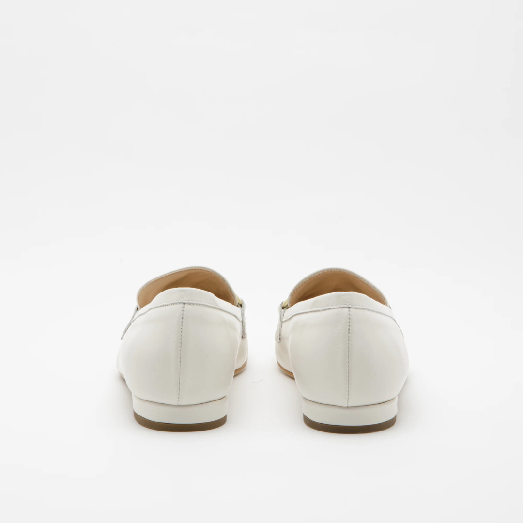 Mocassim de couro para mulher com presilha dourada