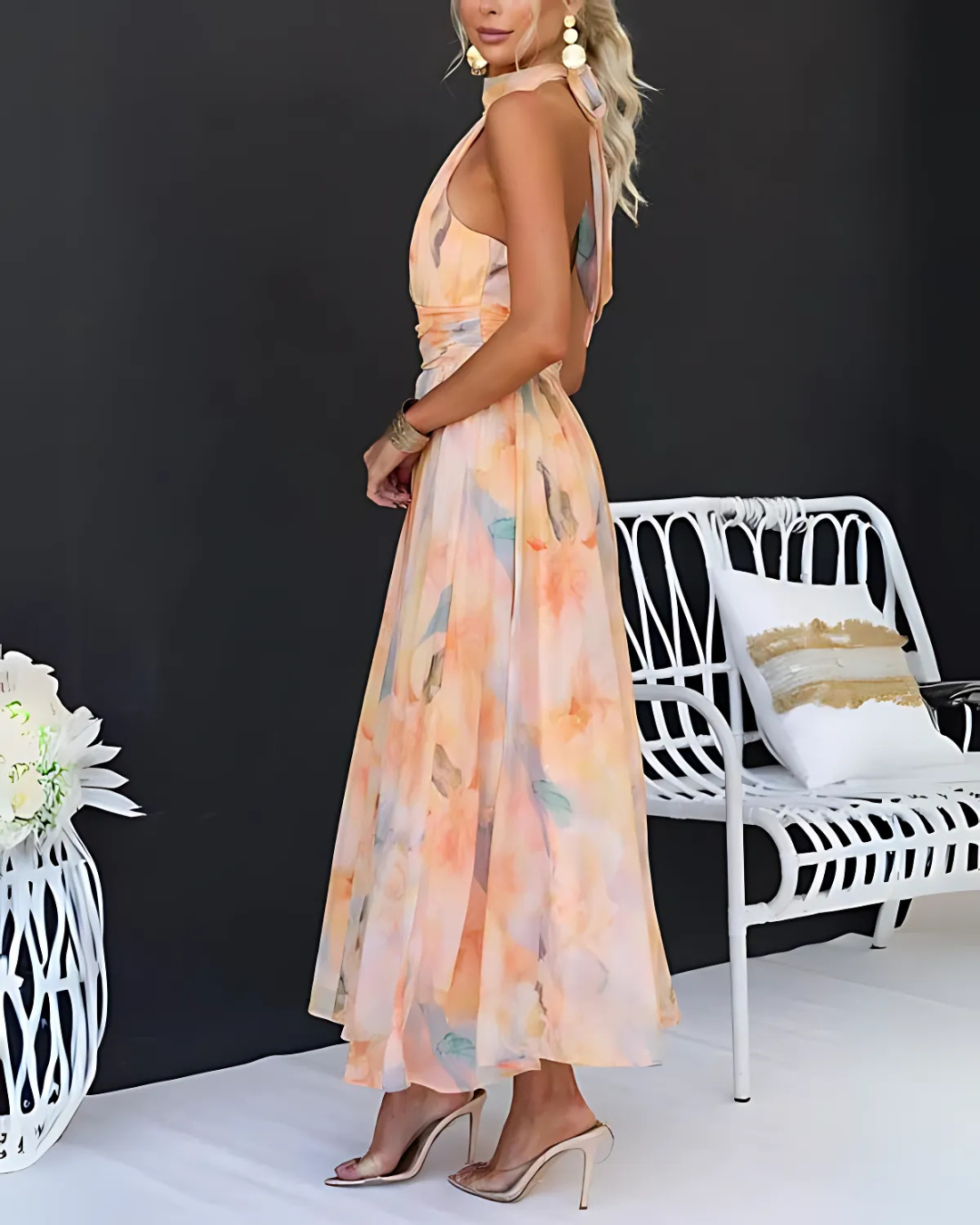 Vestido comprido com decote haltere com estampado de aguarela e costas abertas