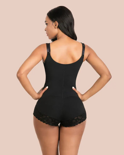 Body de controlo do ventre com pormenores em renda