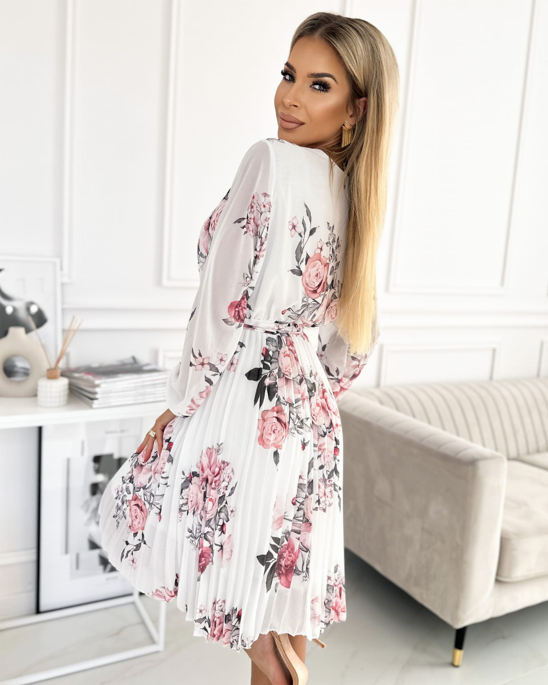 Vestido branco floral para mulher com decote em V e cinto