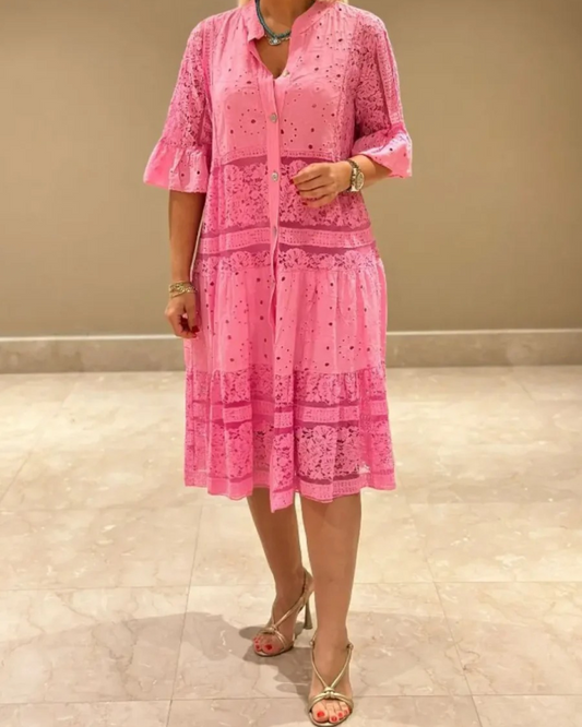 Vestido de renda com mangas e botões frontais