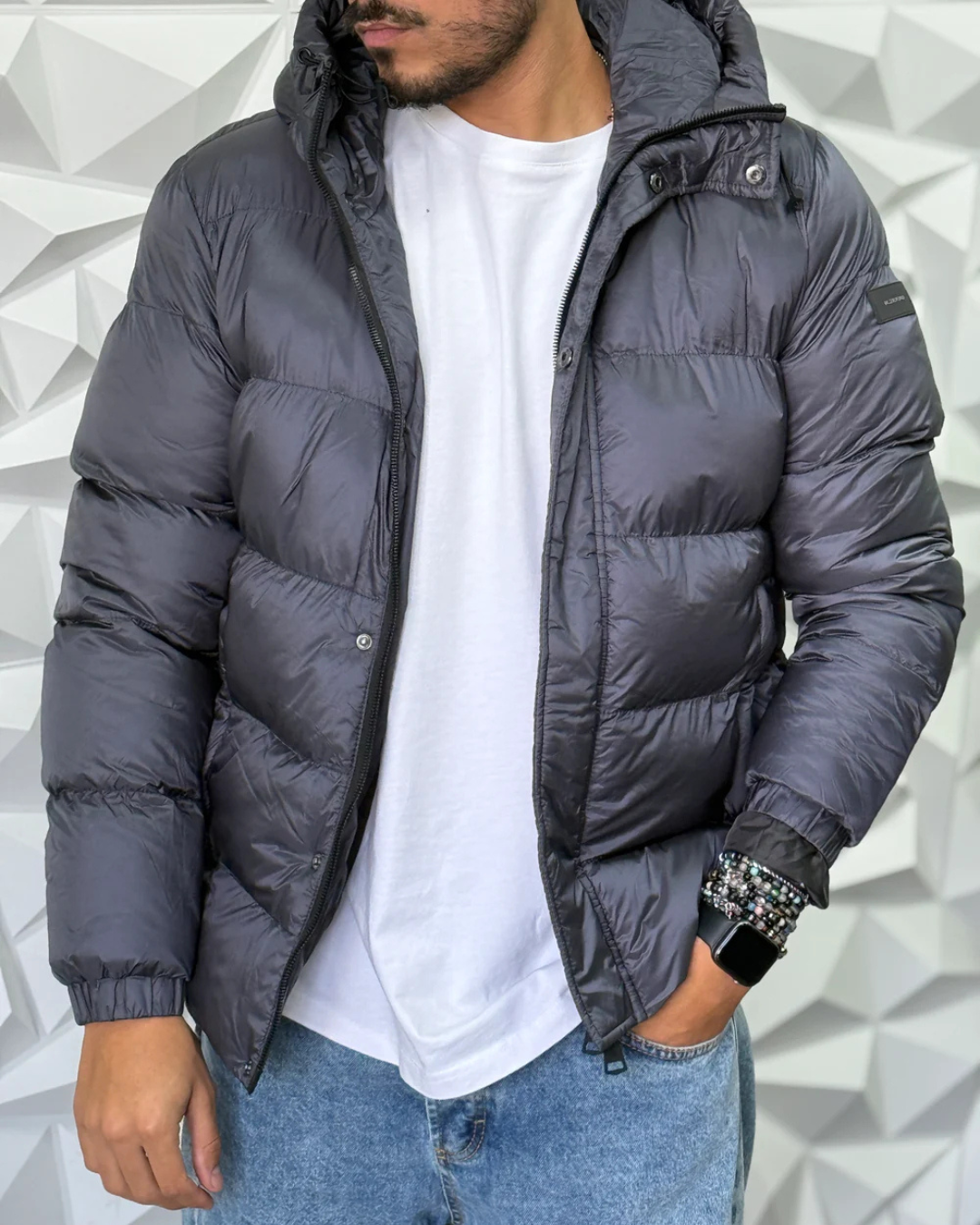 Casaco acolchoado com capuz de estilo urbano para homem