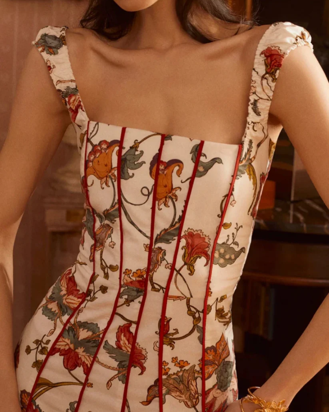 Vestido comprido floral com decote quadrado em estilo romântico