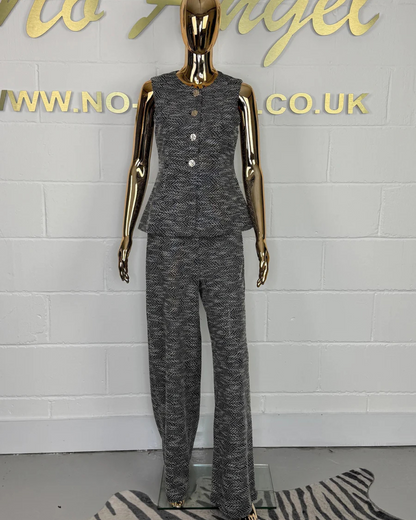 Conjunto de Colete Sem Mangas e Calças com Botões Dourados e Franjas