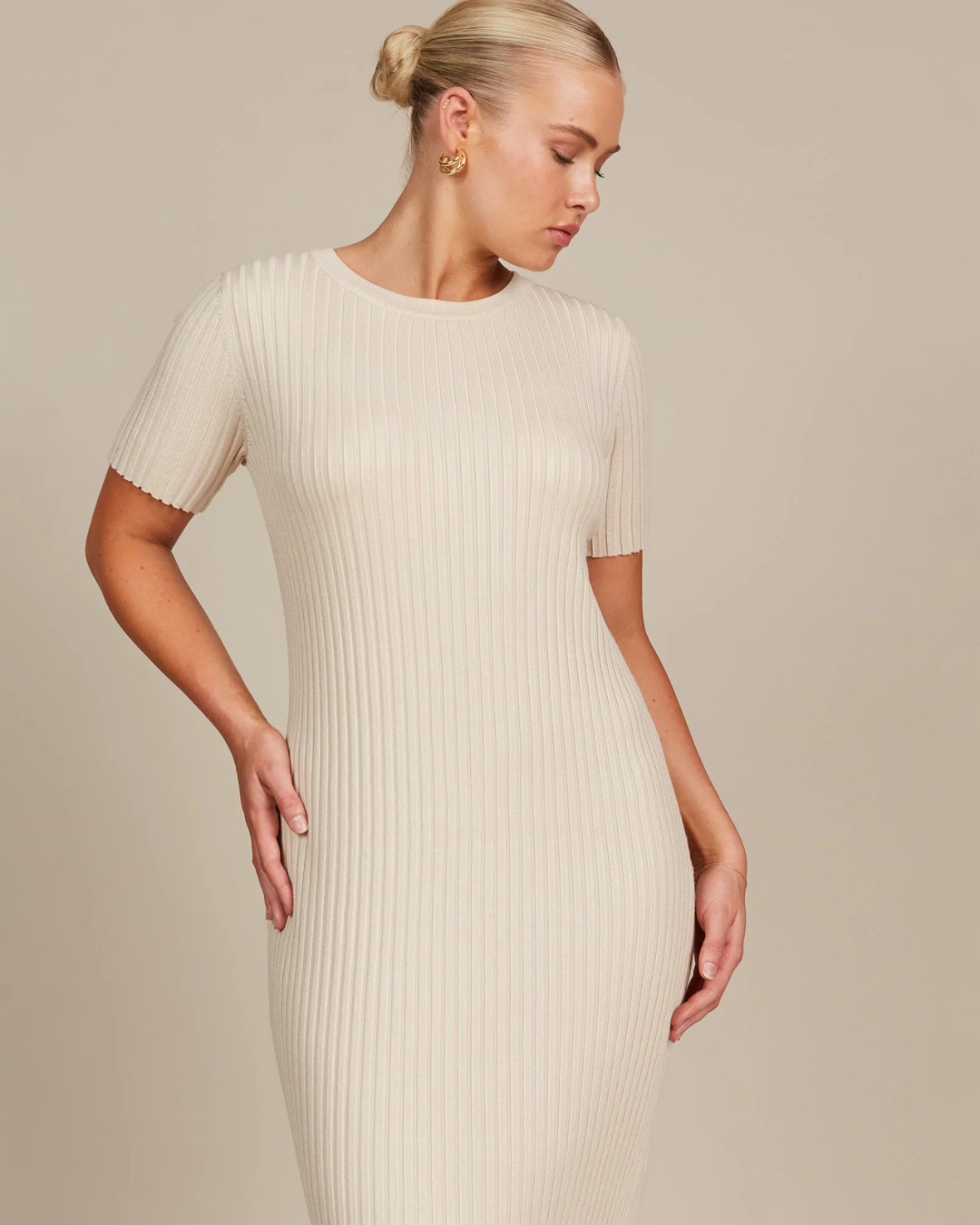 Vestido Comprido com Mangas Curtas e Tecido Canelado de Malha para Mulher