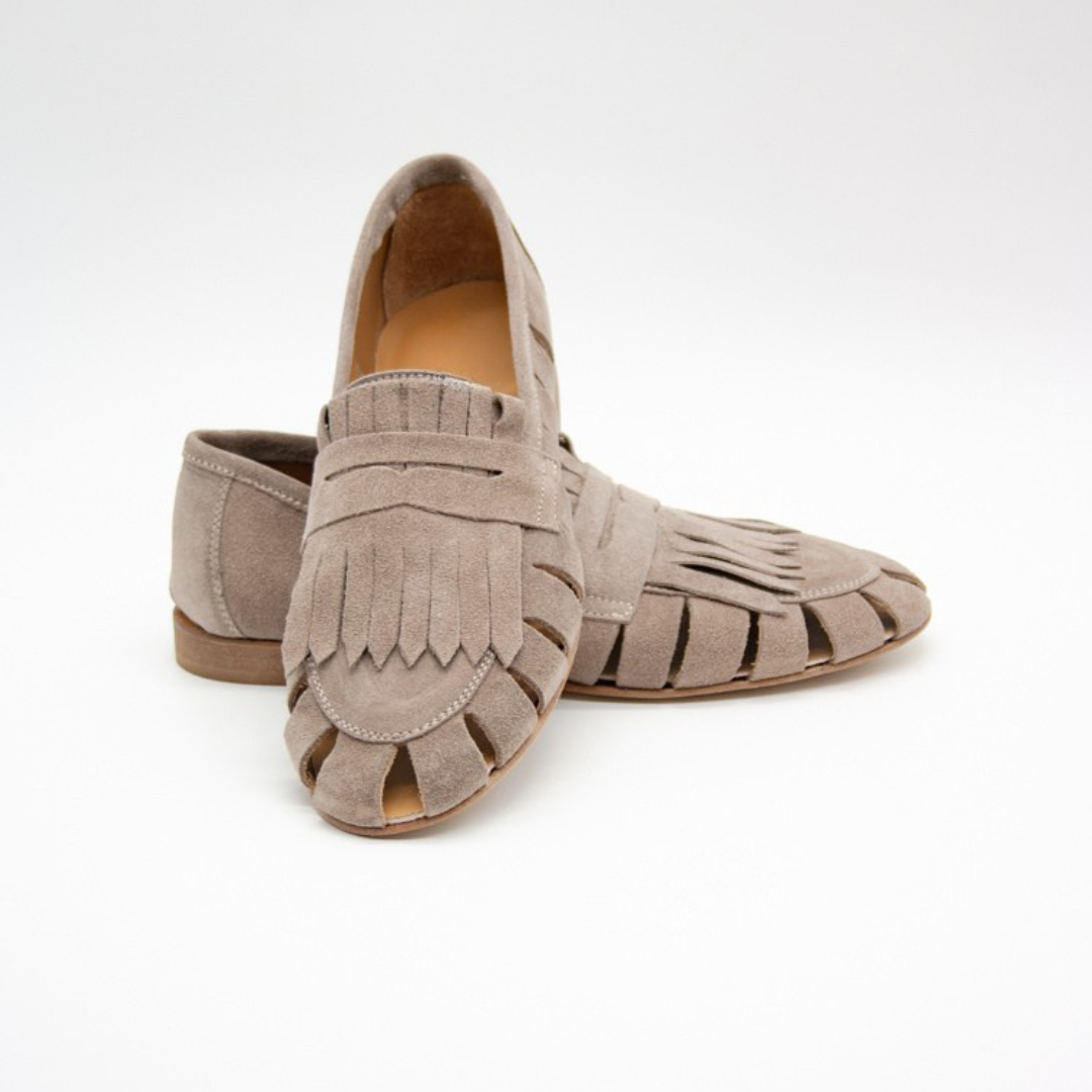 Mocassim com Acabamento em Veludo e Pormenores de Franjas com Sola de Couro para Mulher