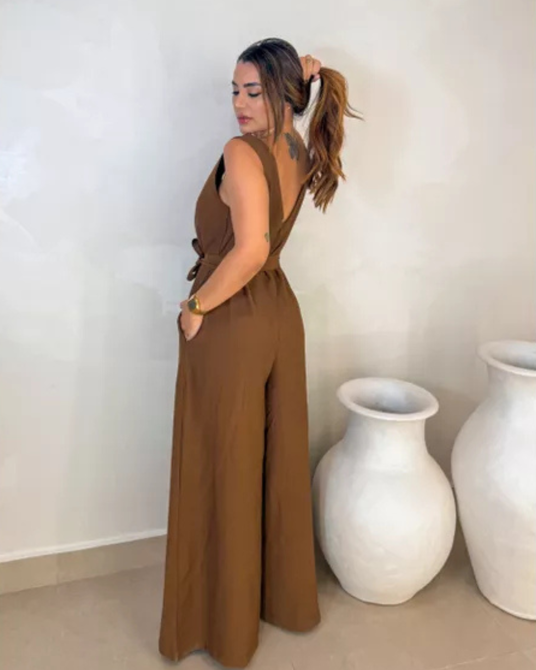 Macacão feminino com gola em V e calças