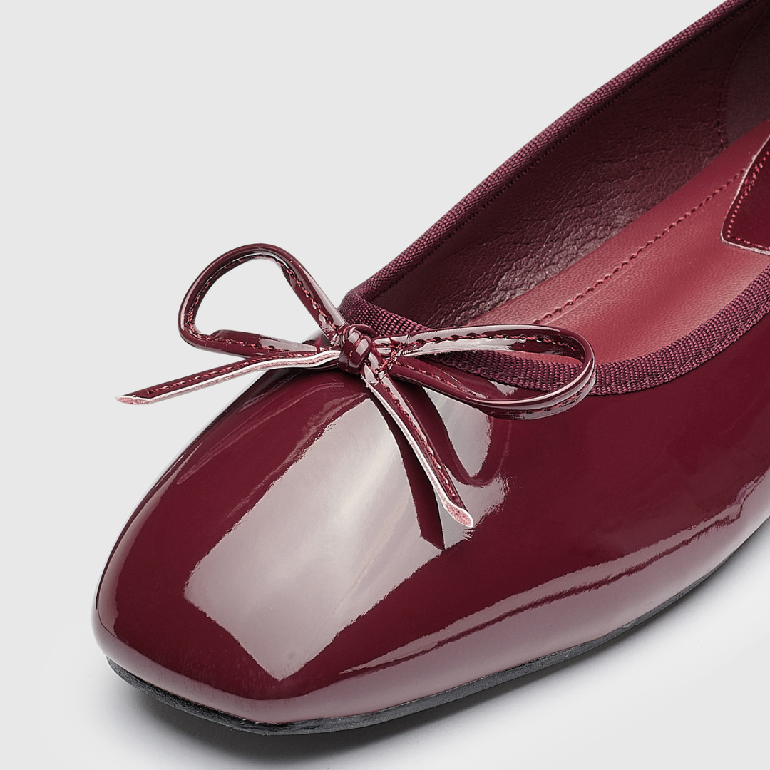 Sapatos rasos de biqueira quadrada com um laço decorativo