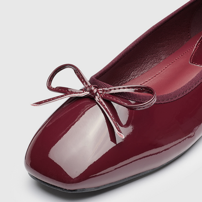 Sapatos rasos de biqueira quadrada com um laço decorativo