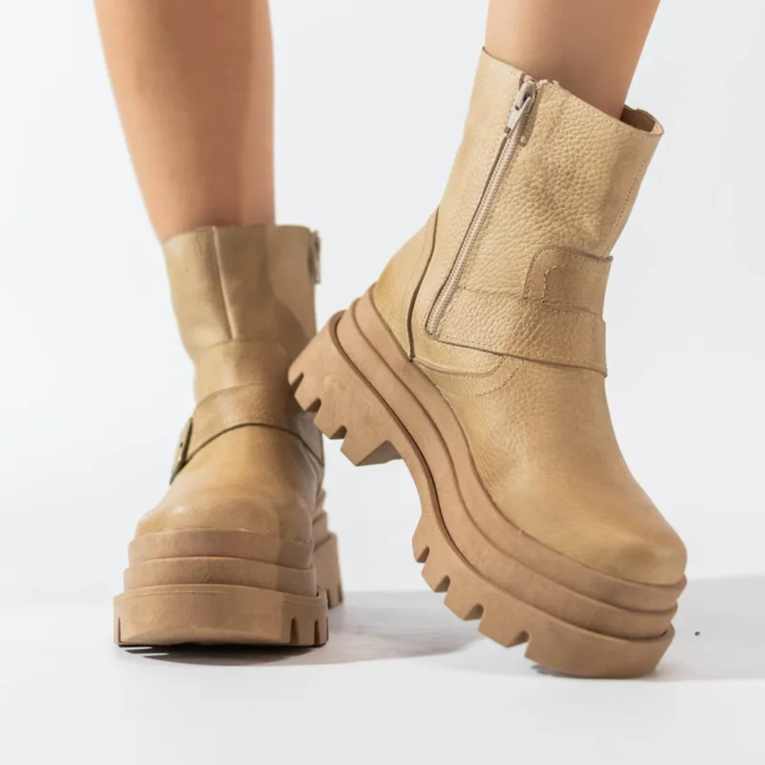 Botas de couro para mulher com salto baixo e fivela decorativa