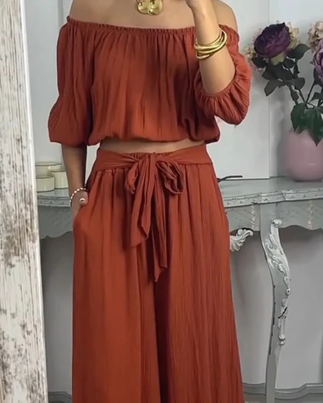 Conjunto de blusa com ombros descobertos e calças Palazzo