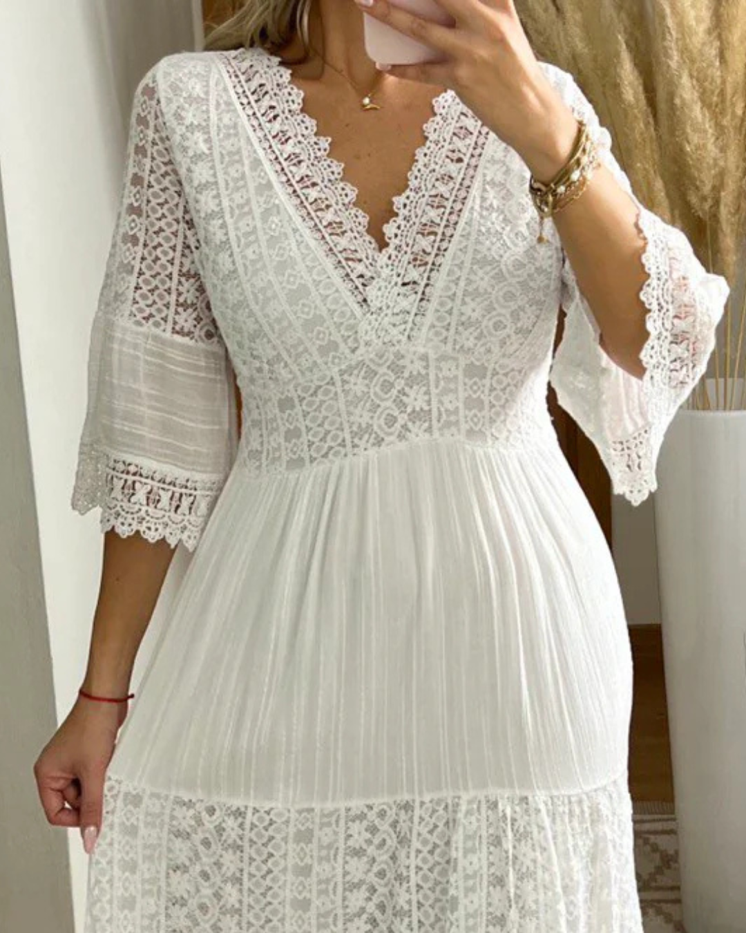 Vestido comprido de renda branco com mangas largas e design romântico