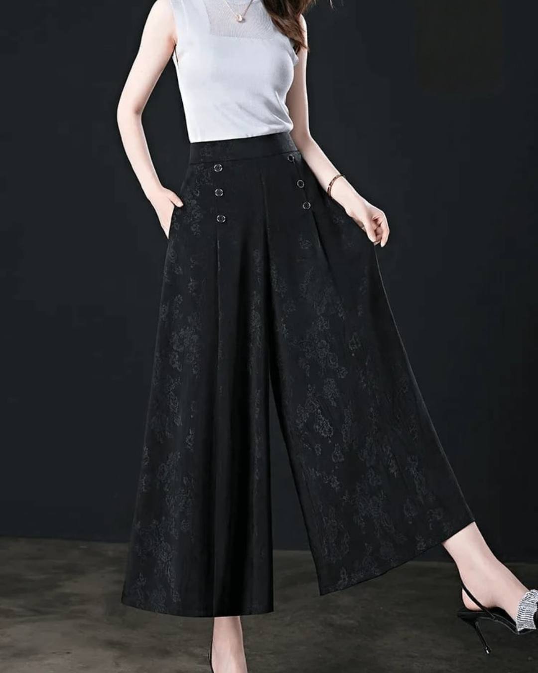 Calças Tipo Palazzo com Flores e Botões