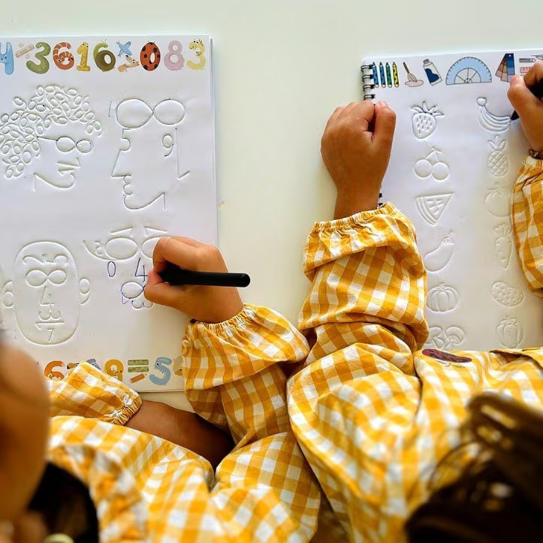Manuais de escrita com ranhuras guiadas e tinta mágica para a aprendizagem