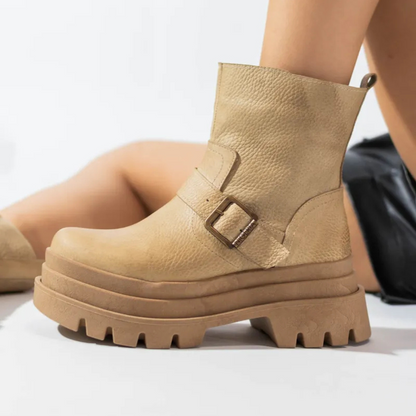 Botas de couro para mulher com salto baixo e fivela decorativa