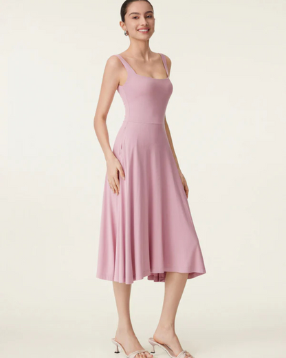 Vestido de corte fluido e arejado com decote quadrado