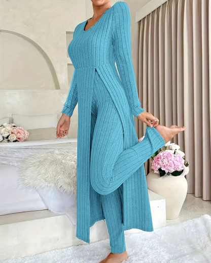 Conjunto de duas peças com camisa de manga comprida com gola redonda e calças para mulher