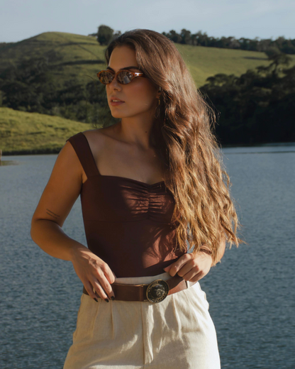 Top Feminino de Alças Largas com Decote em Folhos e Corte Justo