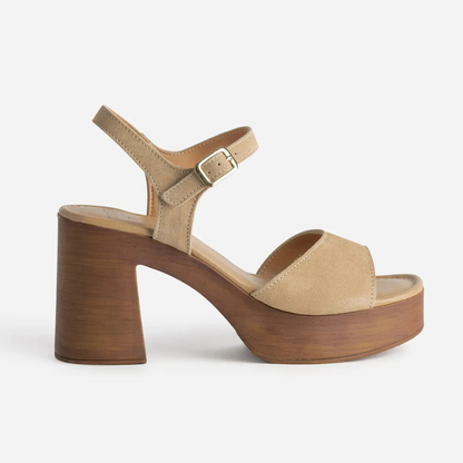 Sandália de Plataforma em Pele com um Design Elegante e Versátil