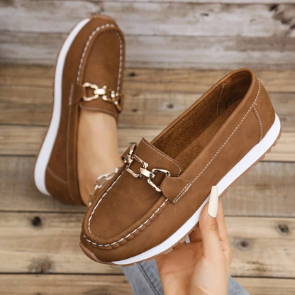 Mocassins em Pele com Fecho de Fivela Dourada para Mulher