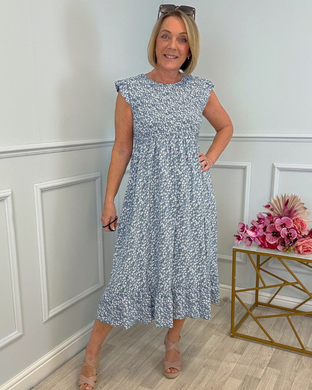 Vestido com estampado floral, cintura alta e mangas curtas para mulher